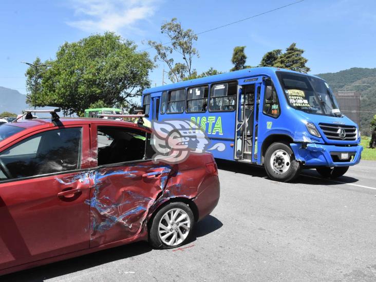 Impacta camión de pasaje a vehículo familiar en Ixtaczoquitlán (+Video)