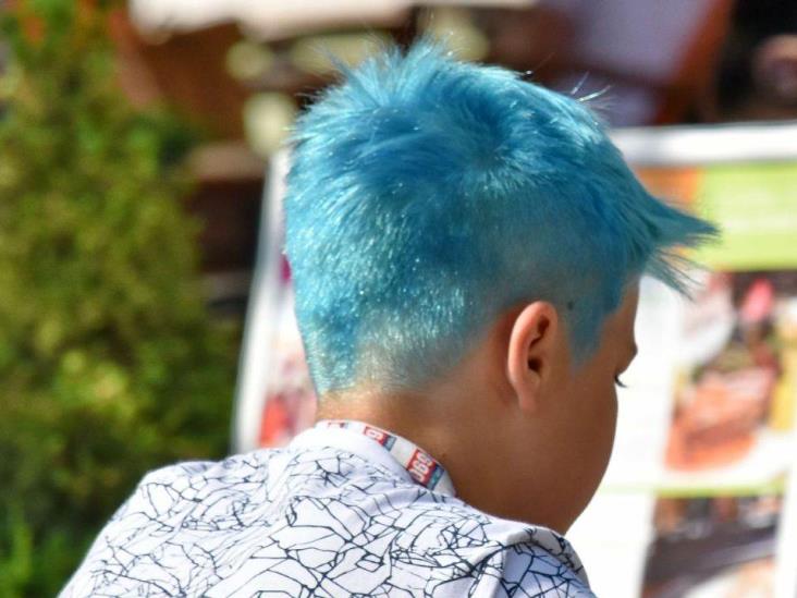 Cabello largo o pintado de colores no es causa para prohibir ingreso a escuela