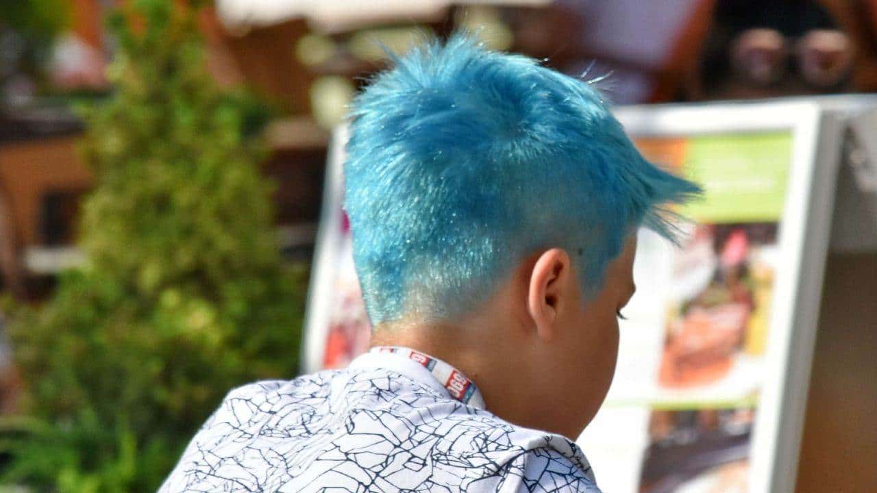 Cabello largo o pintado de colores no es causa para prohibir ingreso a escuela