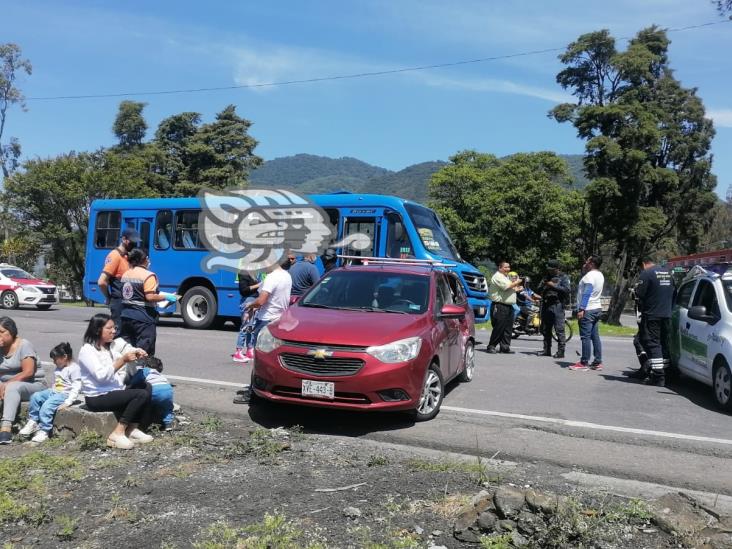 Impacta camión de pasaje a vehículo familiar en Ixtaczoquitlán (+Video)