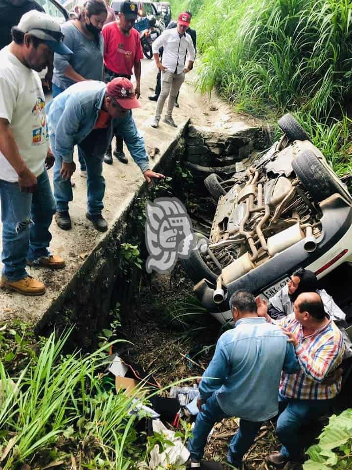 Camioneta volcó en carretera Coatepec-Trancas a la altura de El Grande