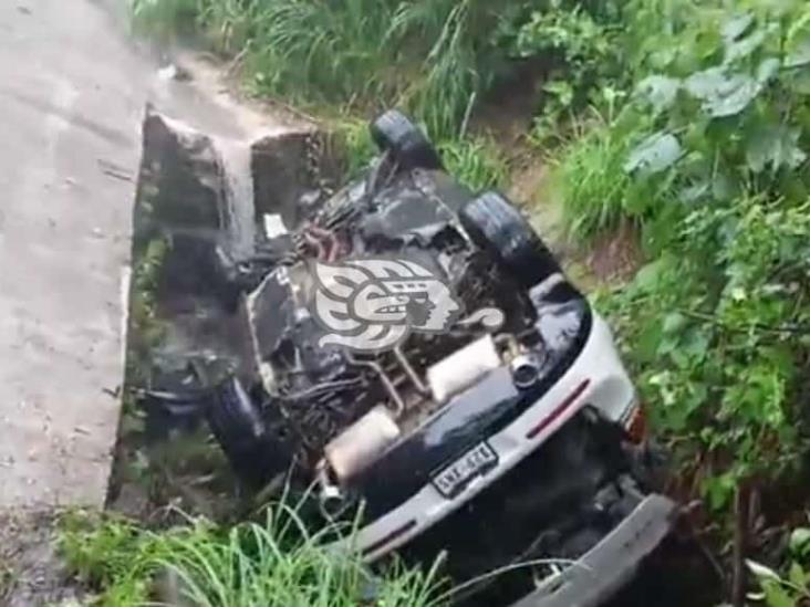 Camioneta volcó en carretera Coatepec-Trancas a la altura de El Grande