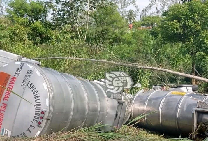 Continúa cerrado puente del ejido Tacoteno tras volcadura de pipa