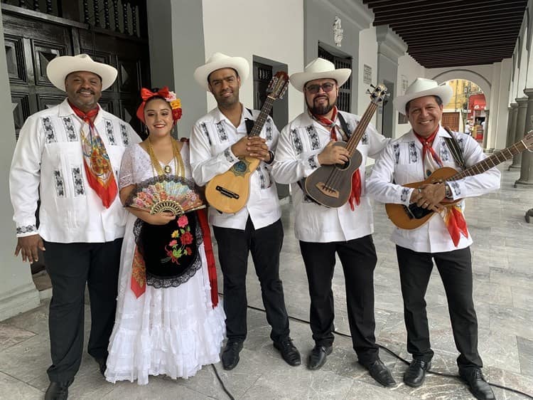 Bailan ‘La Bamba’ en versión flashmob para promover nuestras tradiciones