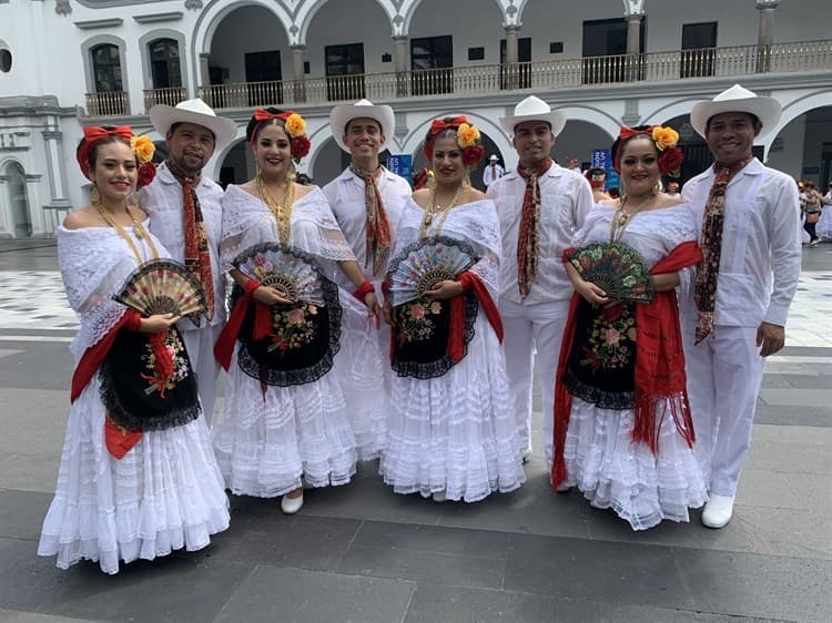 Bailan ‘La Bamba’ en versión flashmob para promover nuestras tradiciones