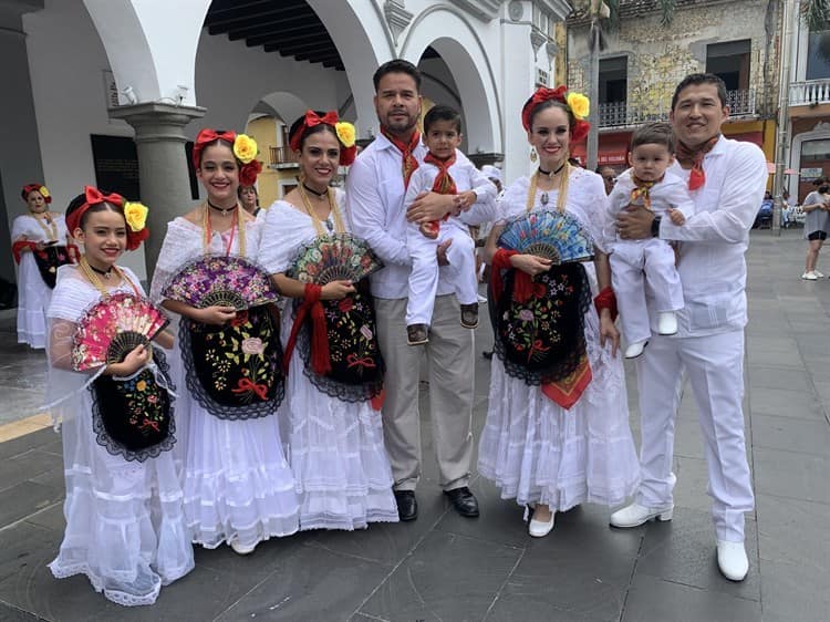 Bailan ‘La Bamba’ en versión flashmob para promover nuestras tradiciones