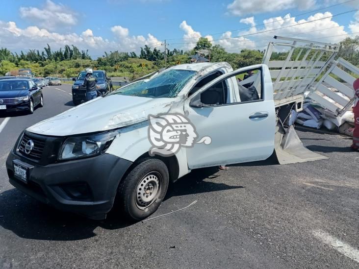 Vuelca camioneta frente a zona militar de El Lencero