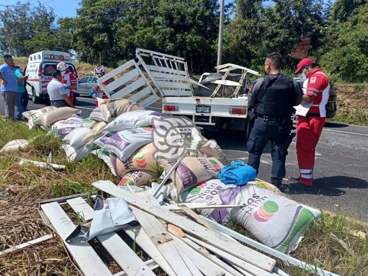 Vuelca camioneta frente a zona militar de El Lencero