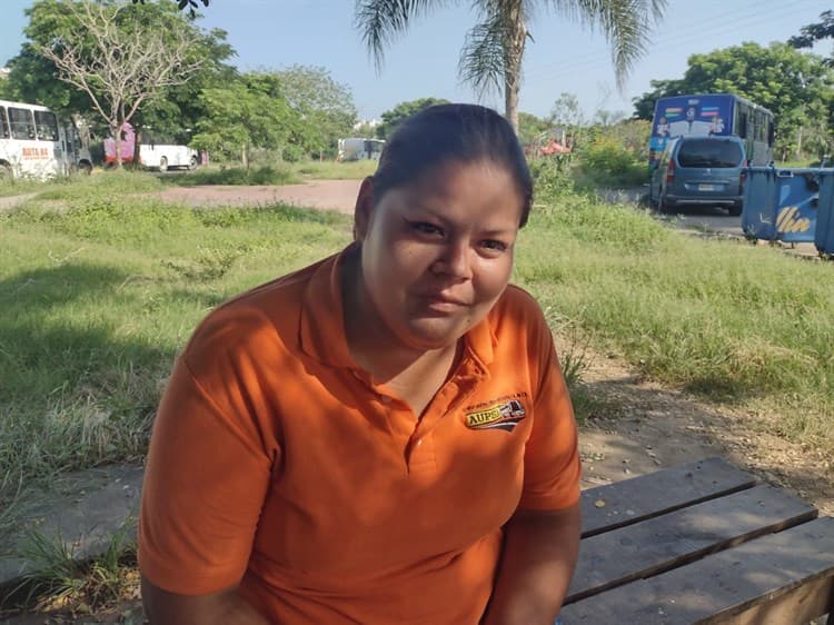 Conoce a Carolina, la conductora de camiones rosas más joven de Veracruz