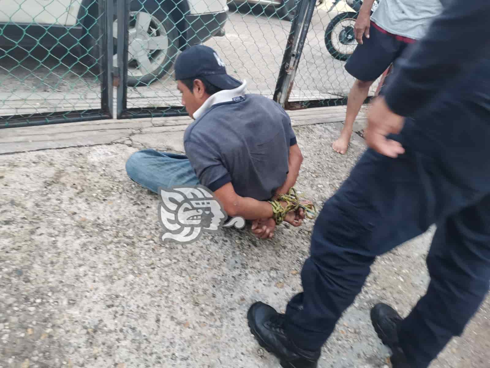 Lo agarraron en propiedad ajena y lo amarran cómo puerco