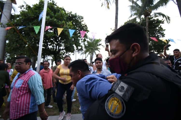 (+Video) Se enfrentan policías vs colonos en Festival de la Garnacha de Rinconada