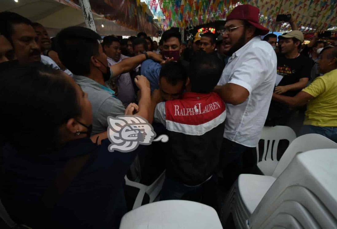 (+Video) Se enfrentan policías vs colonos en Festival de la Garnacha de Rinconada