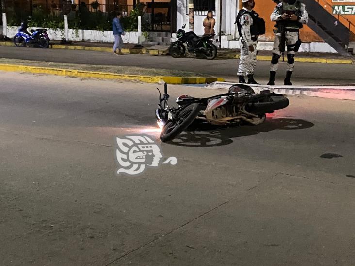 Motociclista arrolla a peatón, derrapa y muere, en Minatitlán