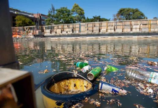 El basurero flotante que ayudará a eliminar el plástico de los mares