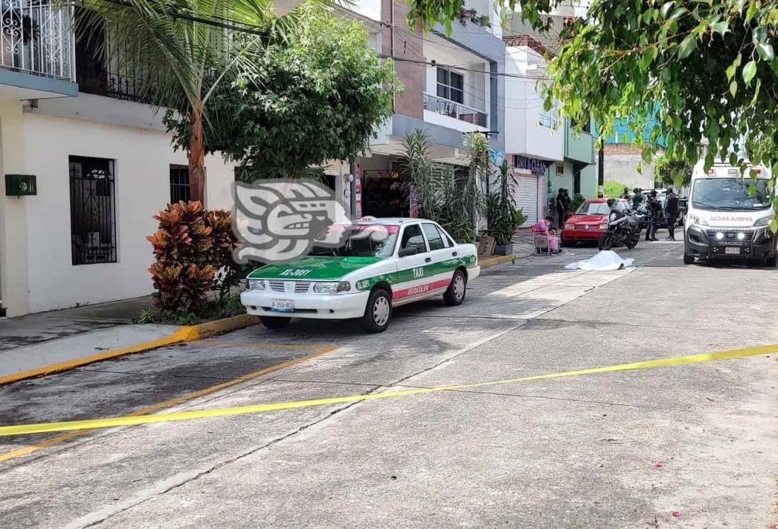 Taxista muere súbitamente en colonia Lerdo de Tejada, en Xalapa