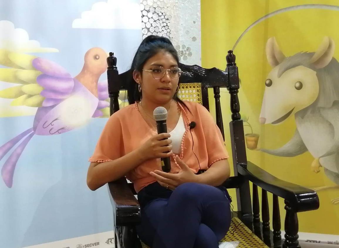 Astronauta veracruzana comparte sus conocimientos en la Feria del Libro Infantil