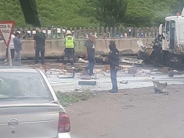 Se accidenta camión con leche en Nogales; se desata rapiña (+Video)