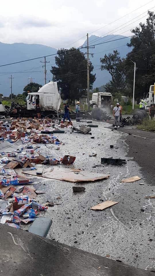 Se accidenta camión con leche en Nogales; se desata rapiña (+Video)