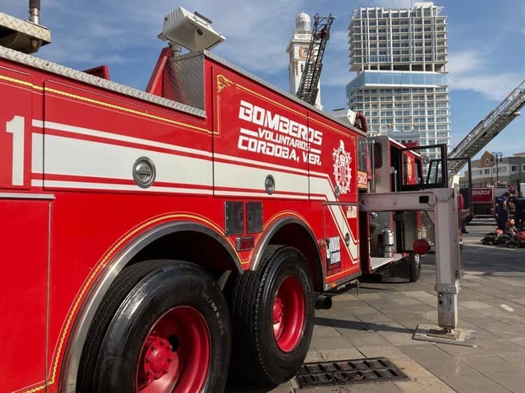 Adultos y niños disfrutan de exhibición de bomberos en Veracruz (+Video)