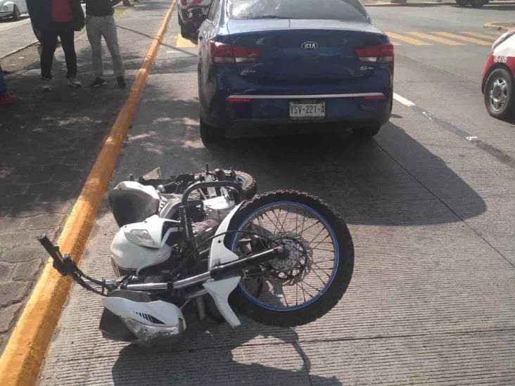 Motociclista se impacta contra vehículo en Veracruz