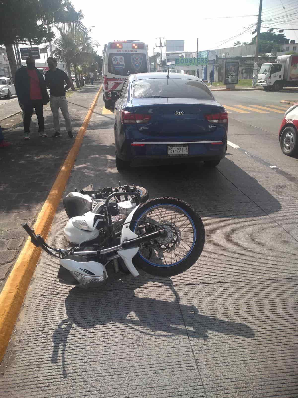 Motociclista se impacta contra vehículo en Veracruz