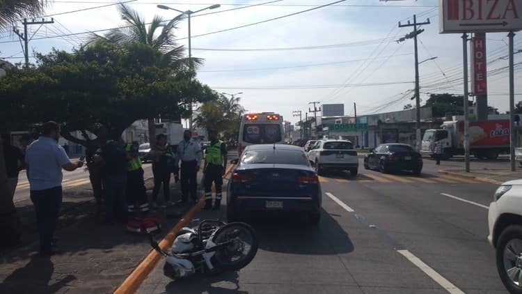 Motociclista se impacta contra vehículo en Veracruz