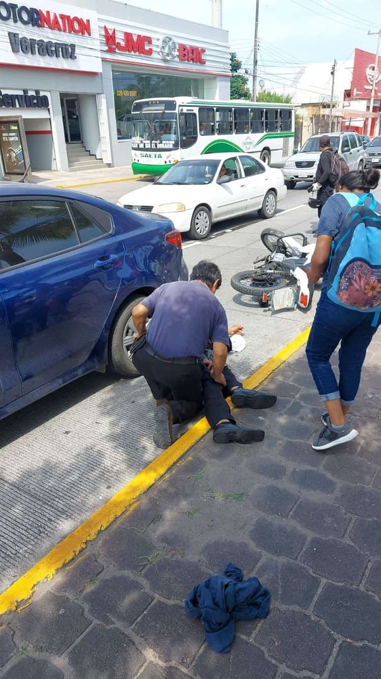 Motociclista se impacta contra vehículo en Veracruz