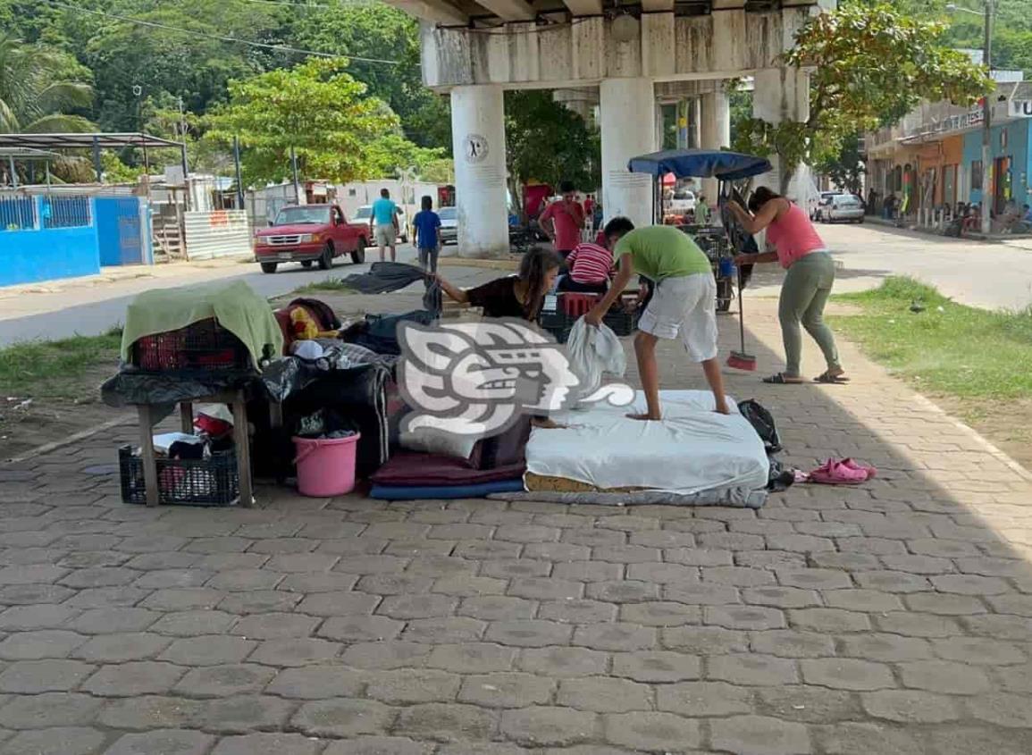 Migrantes habilitan los bajos del Puente de la avenida uno para vivir