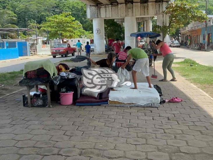 Migrantes habilitan los bajos del Puente de la avenida uno para vivir