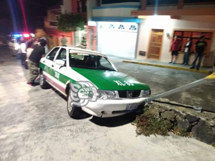 Taxista pierde el control y casi vuelca en colonia José Cardel de Xalapa