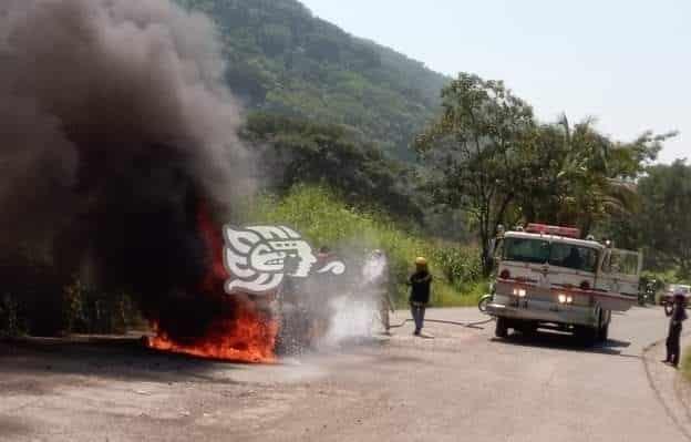 Vehículo queda reducido en cenizas en la Tezonapa-Motzorongo