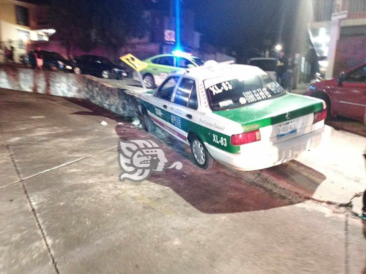 Taxista pierde el control y casi vuelca en colonia José Cardel de Xalapa