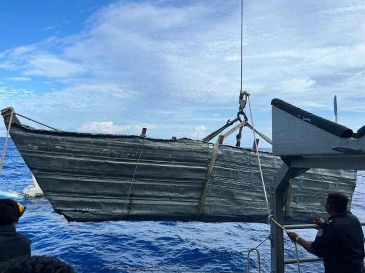 Rescatan a cubanos que naufragaban en una balsa casera en Yucatán