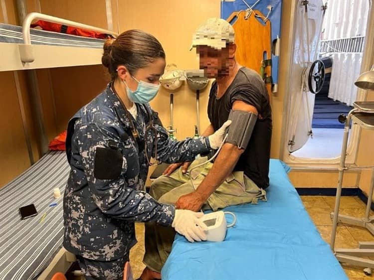 Rescatan a cubanos que naufragaban en una balsa casera en Yucatán