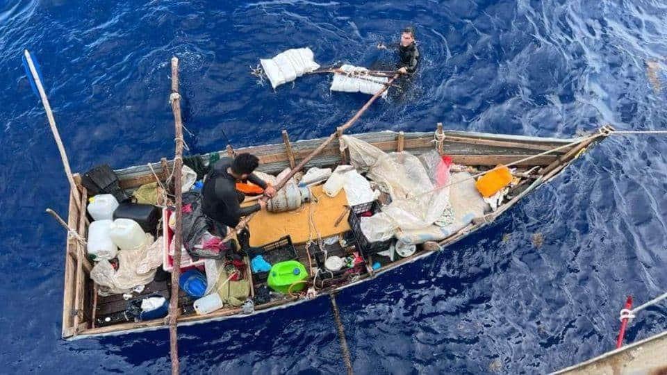 Rescatan a cubanos que naufragaban en una balsa casera en Yucatán