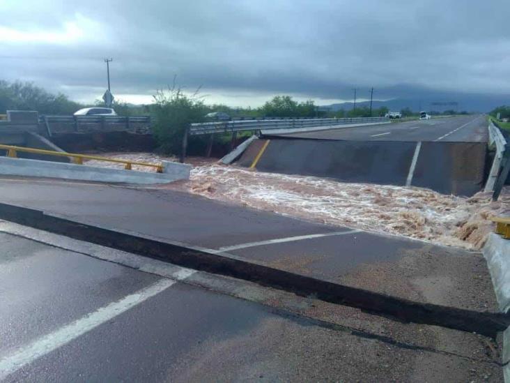 Video: Fuertes lluvias colapsan puente y carreteras en Sonora