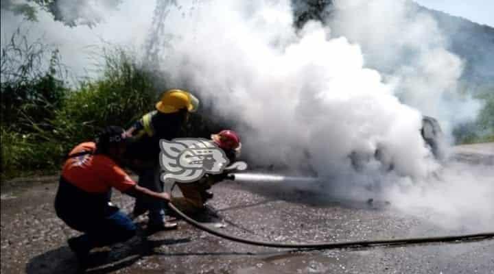 Vehículo queda reducido en cenizas en la Tezonapa-Motzorongo