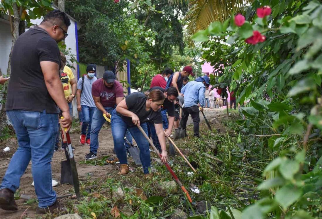 Más de 210 empleados municipales limpiaron canales en la colonia Coatzacoalcos