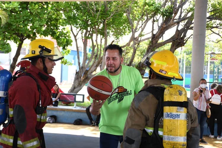 (Video)Bomberos de Veracruz realizan partido de básquetbol contra Bomberos Conurbados