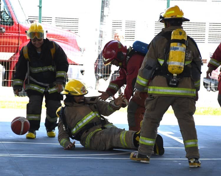 (Video)Bomberos de Veracruz realizan partido de básquetbol contra Bomberos Conurbados