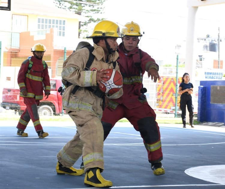 (Video)Bomberos de Veracruz realizan partido de básquetbol contra Bomberos Conurbados