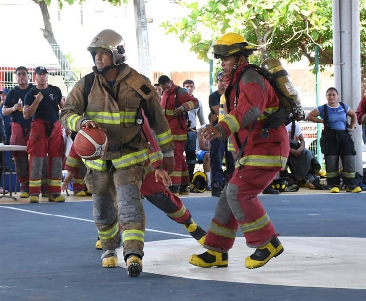 (Video)Bomberos de Veracruz realizan partido de básquetbol contra Bomberos Conurbados