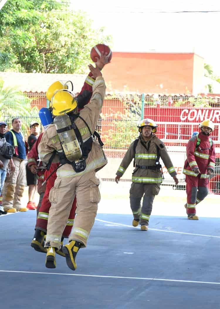 (Video)Bomberos de Veracruz realizan partido de básquetbol contra Bomberos Conurbados