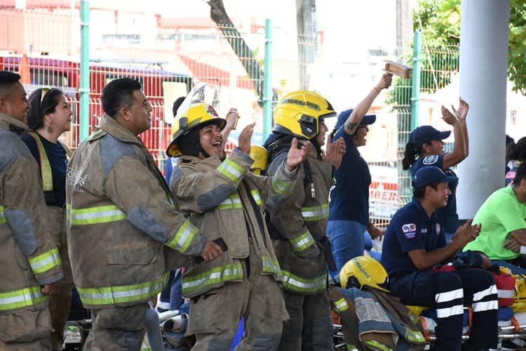 (Video)Bomberos de Veracruz realizan partido de básquetbol contra Bomberos Conurbados