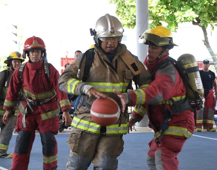 (Video)Bomberos de Veracruz realizan partido de básquetbol contra Bomberos Conurbados