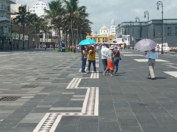 Turistas abarrotan calles del Centro Histórico de Veracruz