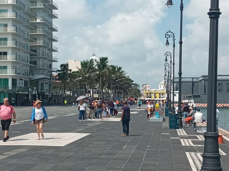 Turistas abarrotan calles del Centro Histórico de Veracruz