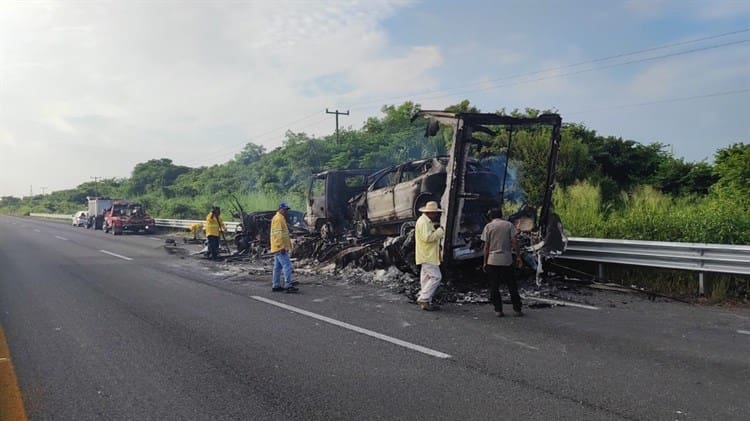 Se incendia tráiler en la autopista La Tinaja – Cosamaloapan