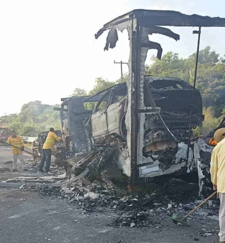 Se incendia tráiler en la autopista La Tinaja – Cosamaloapan