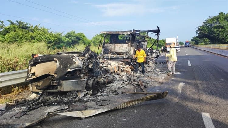 Se incendia tráiler en la autopista La Tinaja – Cosamaloapan